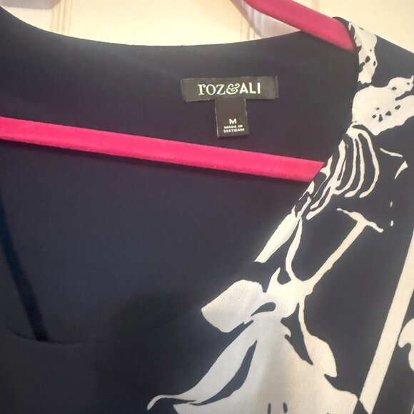 Roz & Ali Blue & White Floral Top – Size Medium, EUC, Oversized Fit, Lightweight - Picture 4 of 4